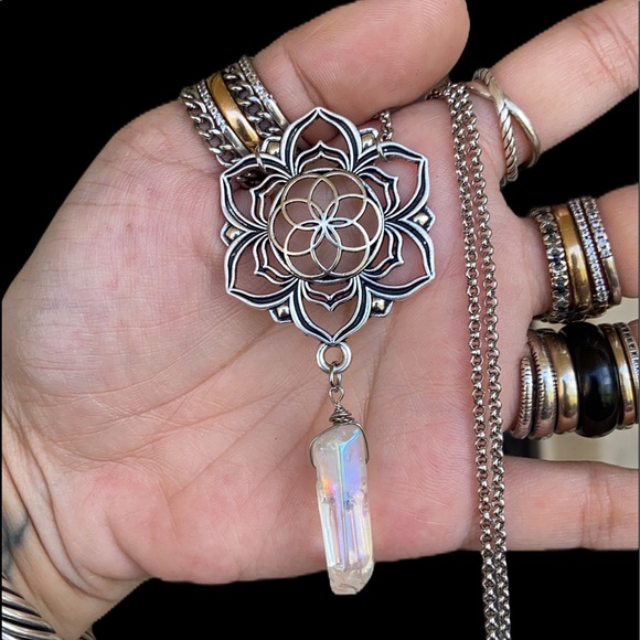 Mandala geometric flower charm & aura crystal - Picture 9 of 12